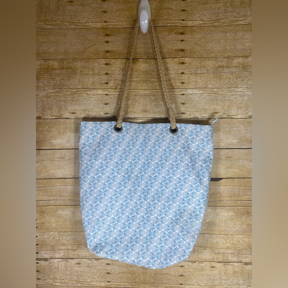 Crabtree Evelyn Light Blue Clamshell Canvas Beach Tote Zippered Top Coastal Chic